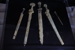 В израильской пещере обнаружены римские мечи