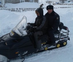 Полицейские совместно с волонтерами на снегоходах спасают водителей, оказавшихся в снежном плену