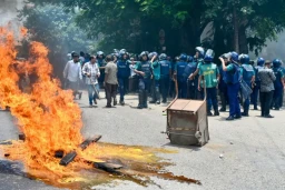 Студенческие протесты в Бангладеш: десятки убитых, сотни раненых, горит телестанция