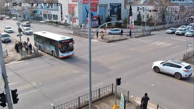 ​Акмолинский полицейский помог женщине, попавшей в ДТП в Кокшетау