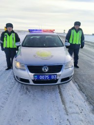 Водители поблагодарили акмолинских полицейских за помощь на дороге
