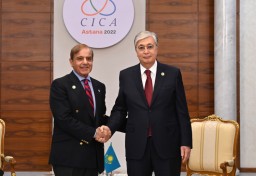 Президент Казахстана провел встречу с Премьер-министром Пакистана Шахбазом Шарифом