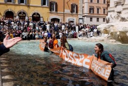 Активисты залезли в главный фонтан Рима в знак протеста