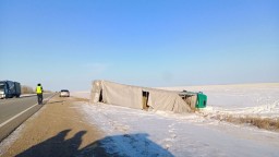 Акмолинские полицейские выручили дальнобойщика из Кыргызстана на трассе