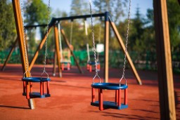 Торчащий металл и качели без сидений: опасные детские площадки выявили в Акмолинской области
