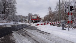Иномарка столкнулась с локомотивом на переезде в Акмолинской области