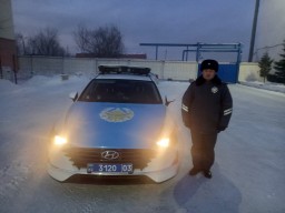 Оставшейся на трассе в замерзающем минивэне семье помогли акмолинские полицейские