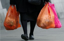 В Кокшетау женщина украла пакеты с продуктами у пенсионерки