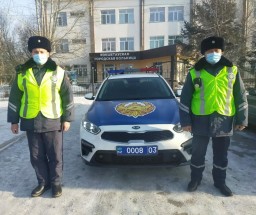 ​Сотрудники дорожной полиции спасли жизнь человеку на трассе в Акмолинской области