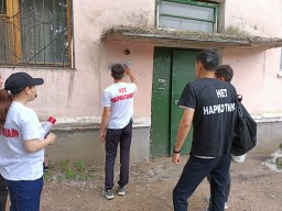 Граффити с уличной рекламой наркотиков уничтожают в Кокшетау