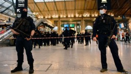 В Париже на вокзале мужчина с колющим оружием напал на пассажиров