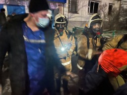 Спасатели и полицейские эвакуировали жителей из задымленного дома в Кокшетау