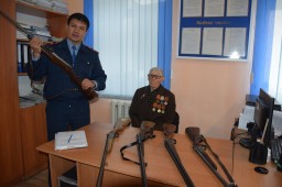 92-летний житель Кокшетау в рамках акции сдал в полицию 5 ружей