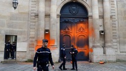 Экоактивисты раскрасили здание французского министерства в знак протеста