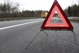 В Акмолинской области из-за лопнувшего колеса машина опрокинулась в кювет