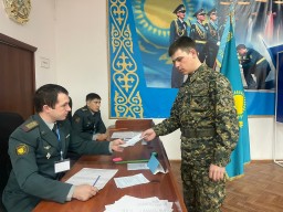 Гвардейцы первыми проголосовали в Акмолинской области