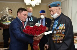 Аким Акмолинской области поздравил ветеранов ВОВ