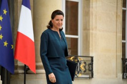 Экс-главу минздрава Франции будут судить из-за пандемии коронавируса