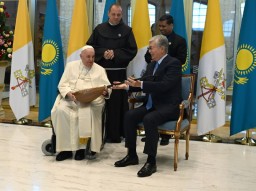 Токаев подарил Папе Римскому на память домбру