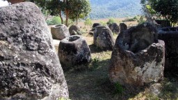 В Индии обнаружили таинственные каменные кувшины