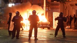 Беспорядки в Дублине после нападения, в котором пострадали пять человек, в том числе дети