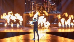 На концерте рок-группы Panic! At The Disco в США загорелась сцена