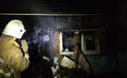 В Кокшетау, разжигая костер в своем доме, погиб мужчина