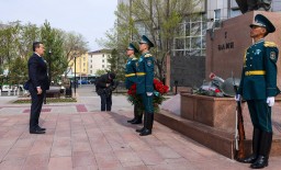 Премьер-министр РК возложил цветы к памятнику Алие Молдагуловой