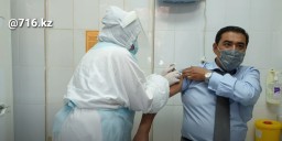Руководитель управления здравоохранения Акмолинской области Сулен Ильясов получил прививку от гриппа
