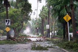 Тропический шторм «Идалия» превращается в ураган и угрожает Флориде
