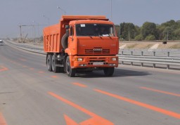 ​В Акмолинской области мужчина на ходу выпал из &laquo;КамАЗа&raquo; и погиб под колесами