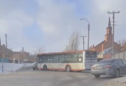 Автобус столкнулся с легковушкой в Кокшетау