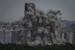 В Индии взорвали башни-близнецы