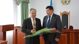​Председатель Акмолинского областного суда поздравил судью в отставке с 80-летним юбилеем