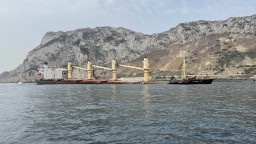 Гибралтар: в результате столкновения сухогруза с нефтяным танкером в море разлился мазут