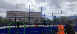 Экс-депутат за свой счет установил ограждение на спортплощадке в Кокшетау