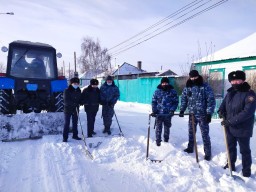 Сотрудники кокшетауского изолятора расчистили дорогу после снегопада