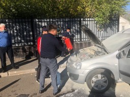 Транспортные полицейские помогли потушить загоревшийся автомобиль