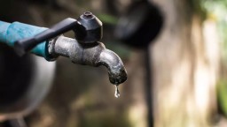 "Даже литр не можем набрать": ездить за водой в Астану вынуждены жители Акмолинской области