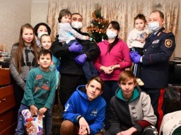 Многодетная семья из Кокшетау получила подарки и елку от полицейских