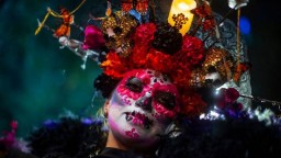 Черепа и цветы: процессия наряженных скелетов в столице Мексики в преддверии Дня мертвых