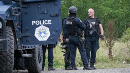 Миротворцы НАТО наблюдают за демонтажем баррикад на границе Косово и Сербии
