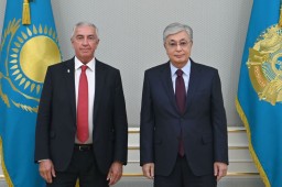 Токаев принял президента Международной федерации хоккея Люка Тардифа