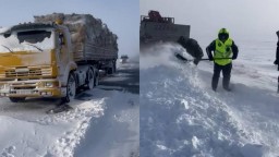 Восемь часов откапывали полицейские застрявший в снегу грузовик в Акмолинской области