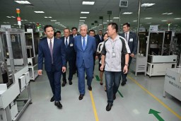 Токаев осмотрел производственный комплекс Goertek