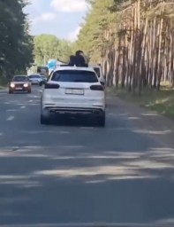 Девушек, высунувшихся в люк авто, сняли на видео в Бурабае