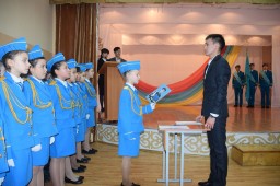 Акмолинские полицейские поздравили юных кадетов с принятием присяги