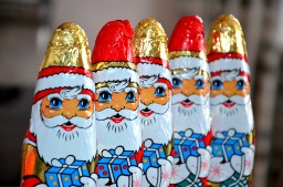 Просроченные конфеты вручили детям на новогоднем утреннике в Павлодарской области
