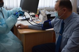 Главный полицейский Акмолинской области получил укол вакцины от СOVID-19