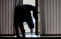В Кокшетау полицейские задержали мужчину, который проник в квартиру через окно и вынес ценности